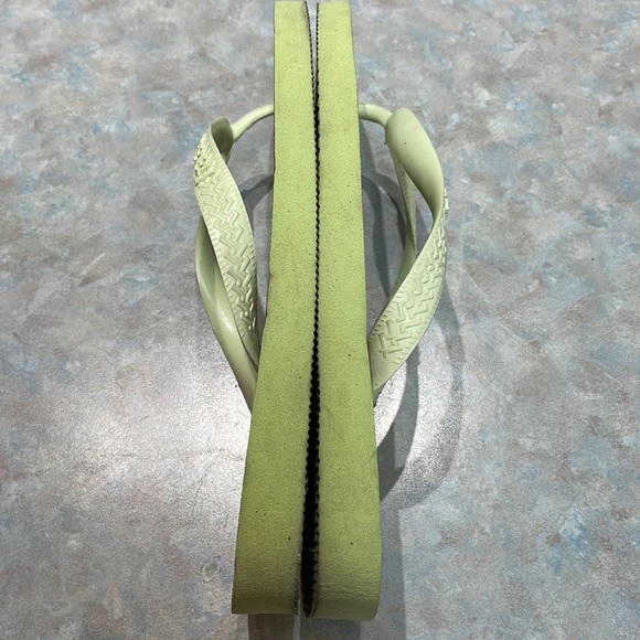 Havaianas green floral flip flops (sz 6 us) - Picture 2 of 9